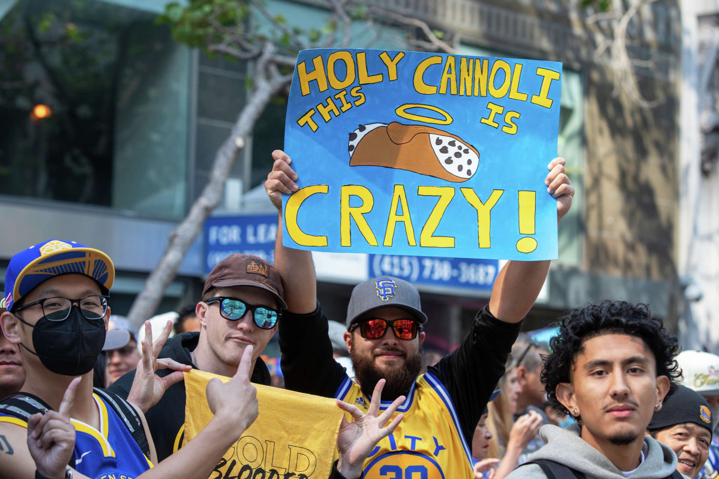Here are all the best fan signs from the Warriors championship parade