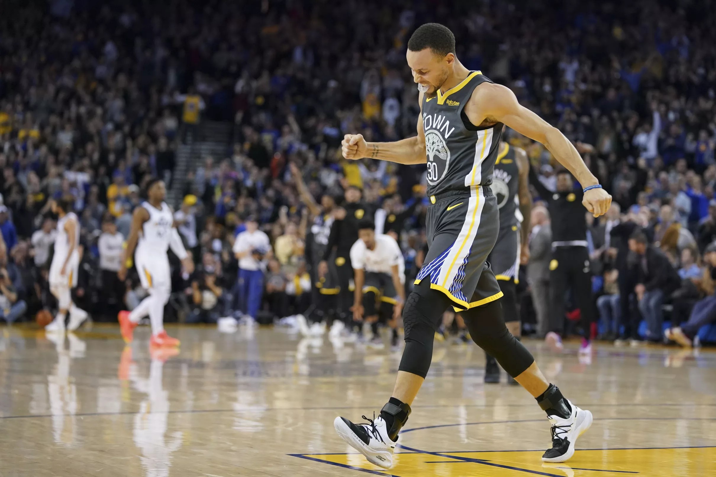 Recap: Warriors overcome early shooting woes to defeat Jazz 115-108 