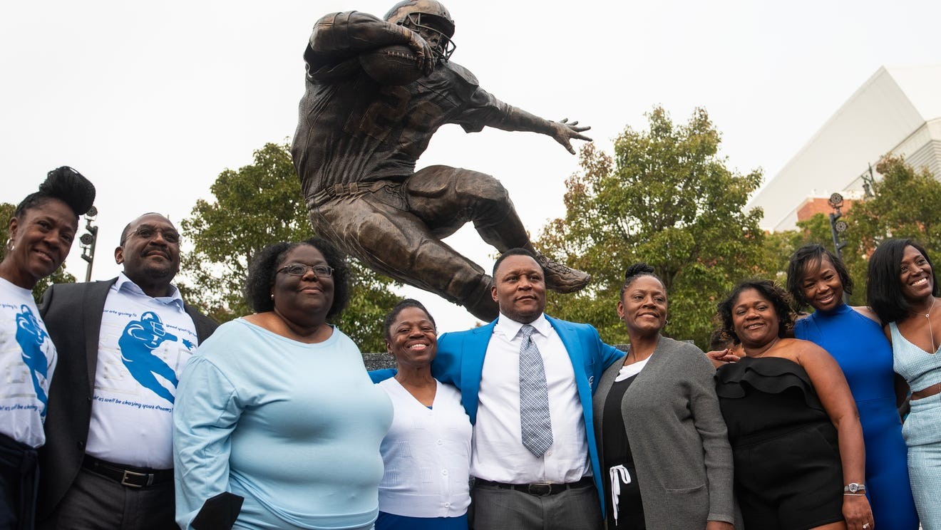 Bronze statue unveiled by Lions to honor Barry Sanders - CGTN