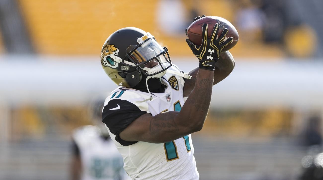 Jaguars WR Marqise Lee Carted Off the Field After Suffering Knee Injury
