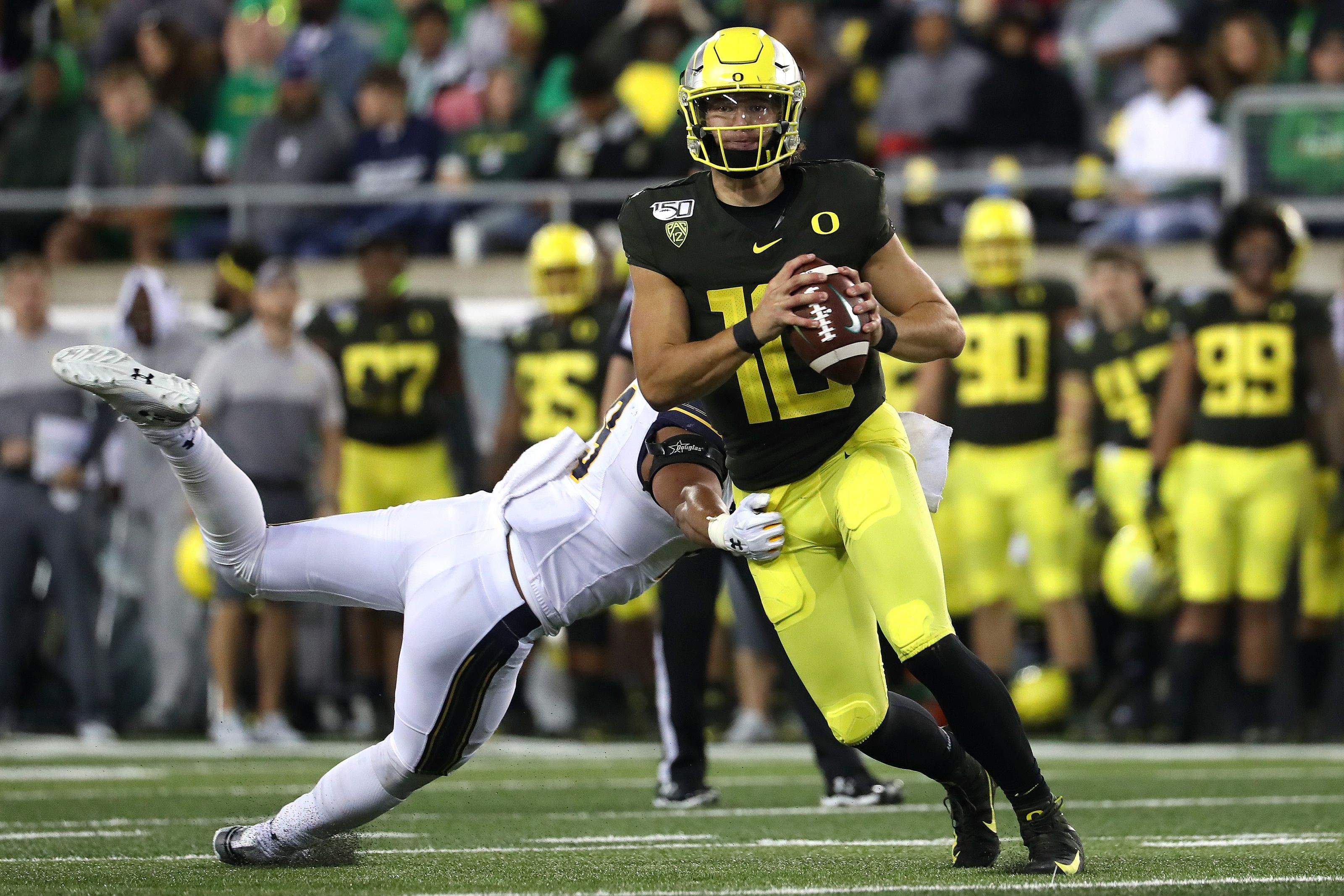 oregon-football-ducks-defense-digs-in-as-offense-struggles-in-win-over