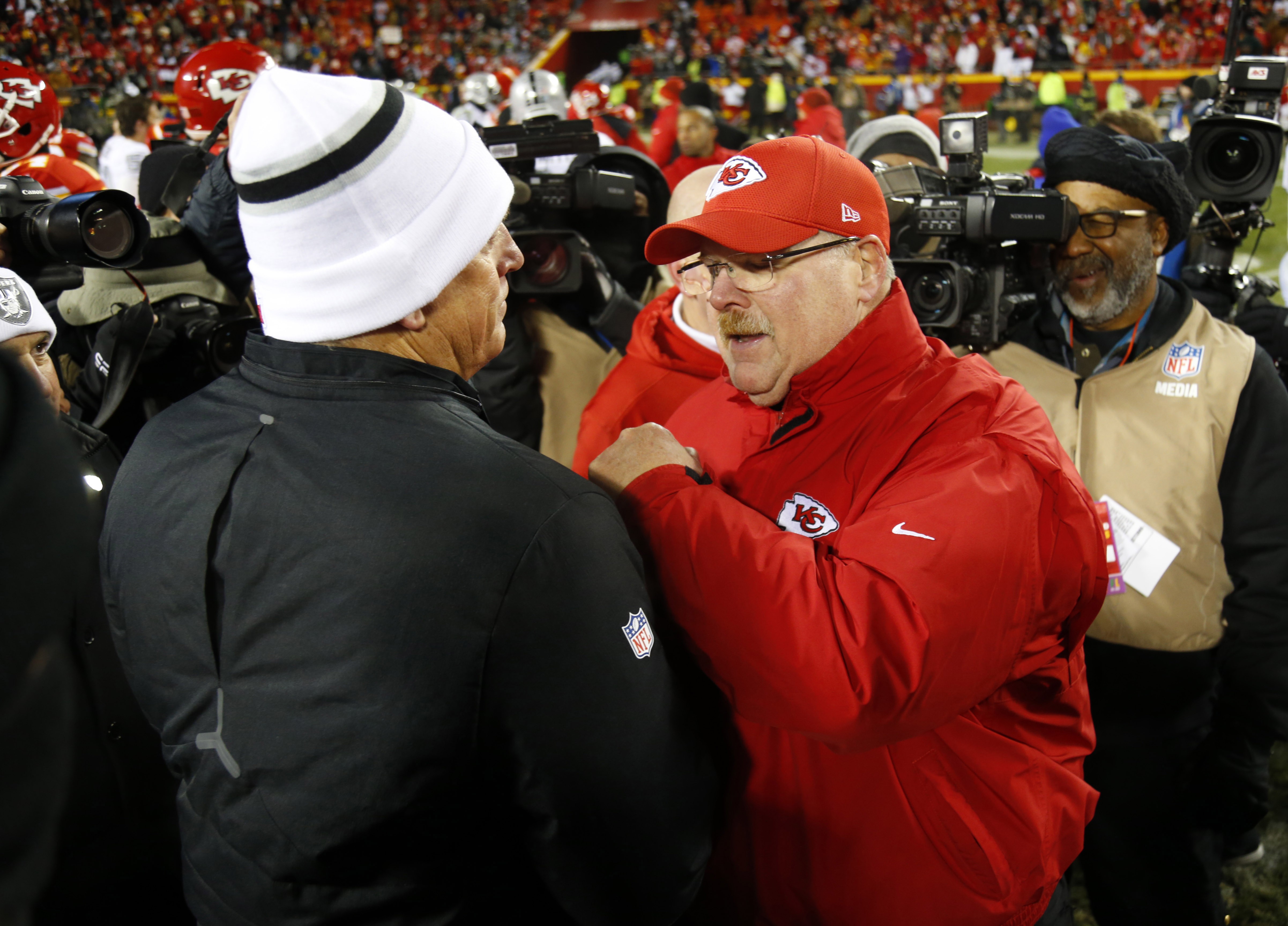 Andy Reid makes cameo at Garth Brooks show