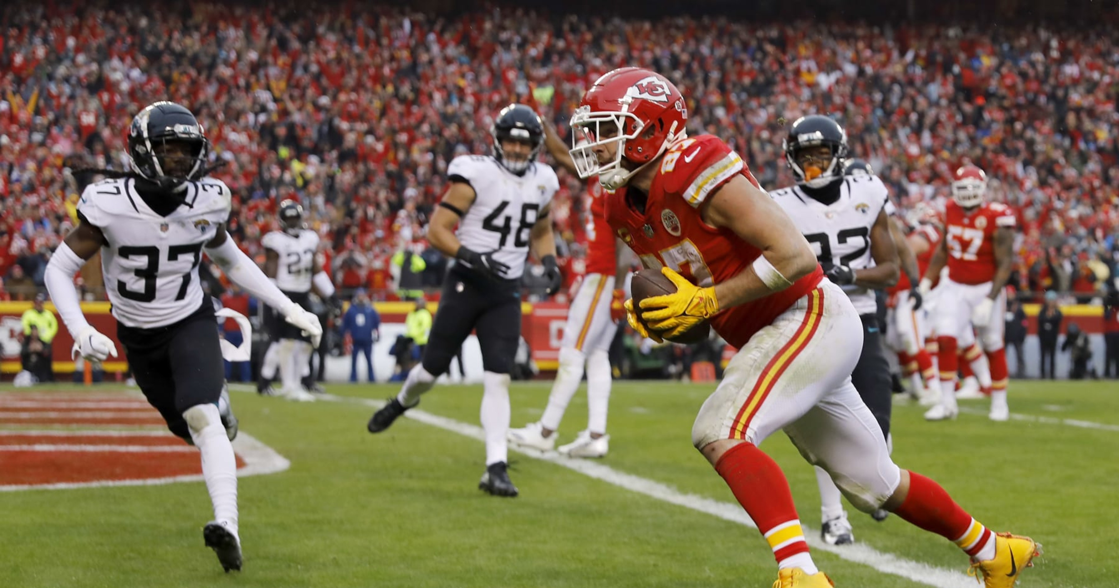 Chiefs' Travis Kelce Breaks NFL Playoff Record For Most Catches By TE ...