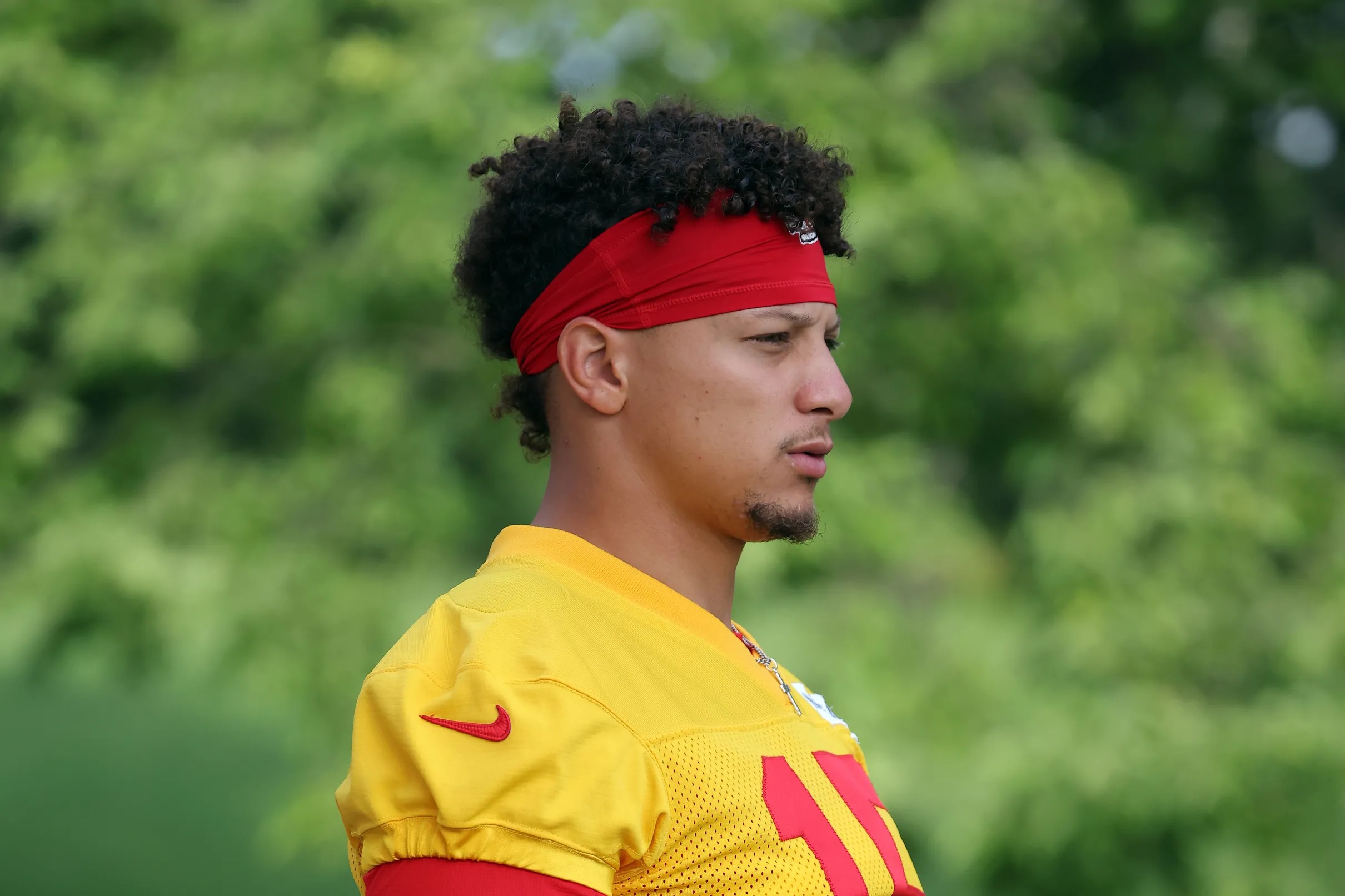 Watch Patrick Mahomes Completes A Behind The Back Pass