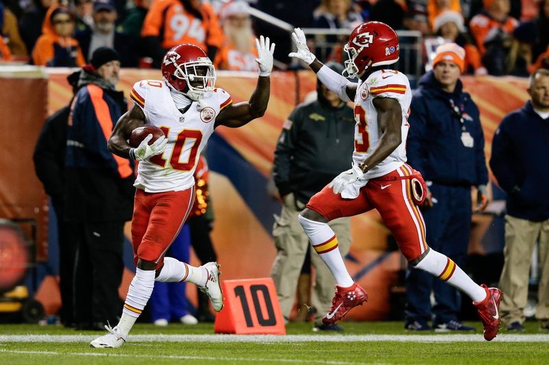 Chiefs’ Tyreek Hill threw up the peace sign at the 20