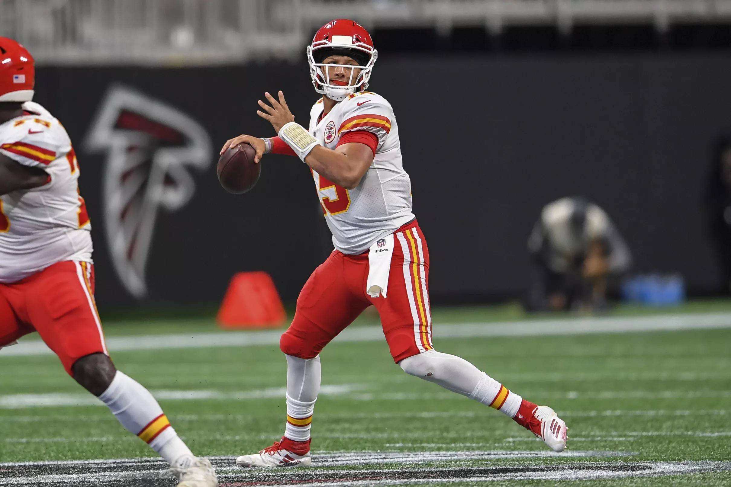 Twitter reacts to Patrick Mahomes' ridiculous touchdown pass.