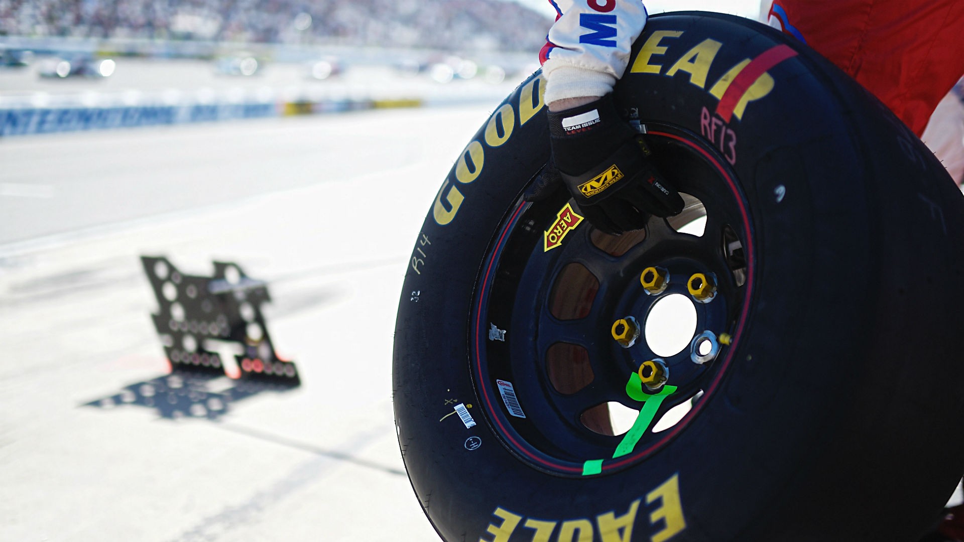 NASCAR changes lug nut rule after Tony Stewart's decry of safety measures