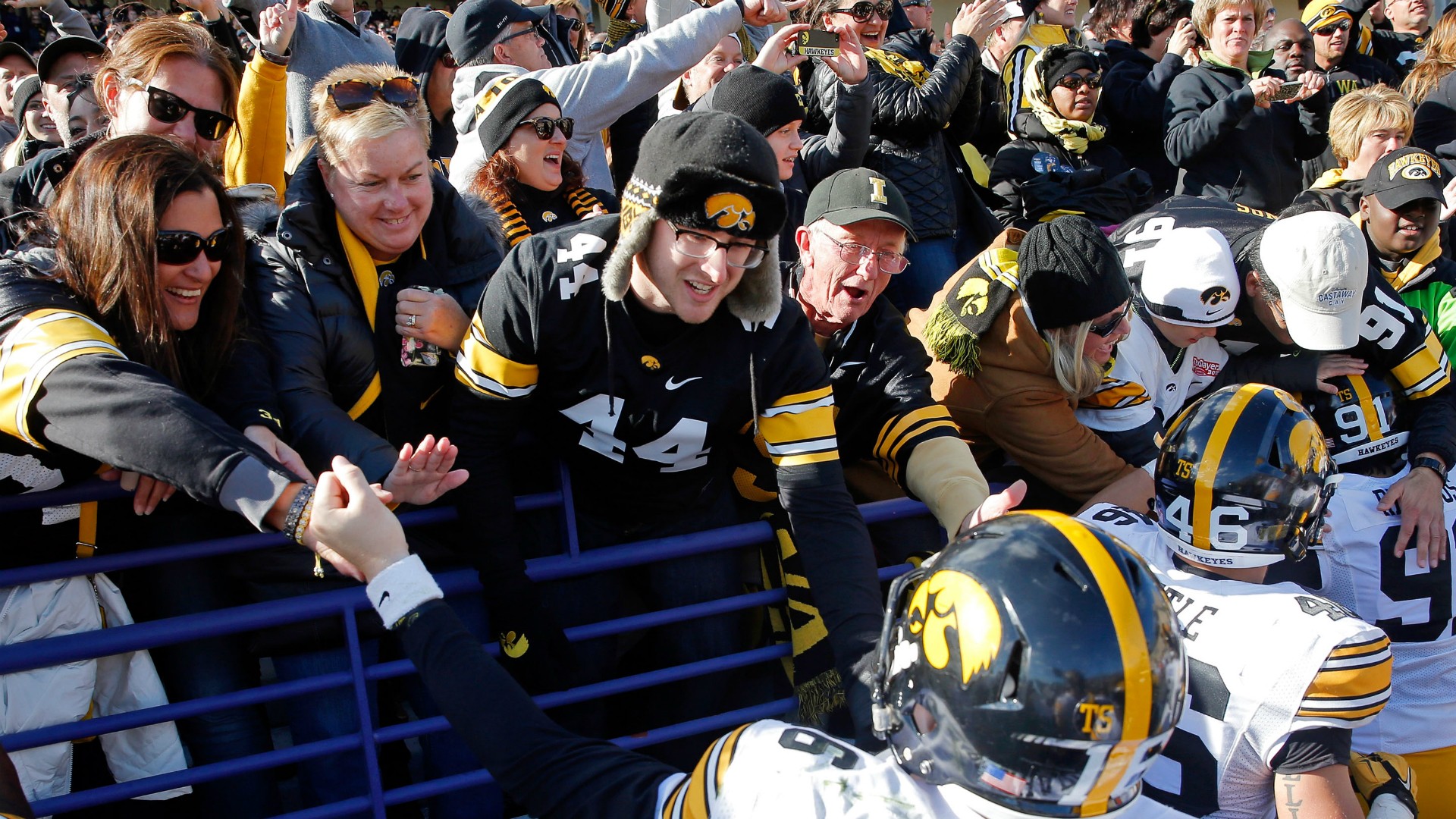 Iowa fans throw trash onto field after penalty calls vs. Northwestern
