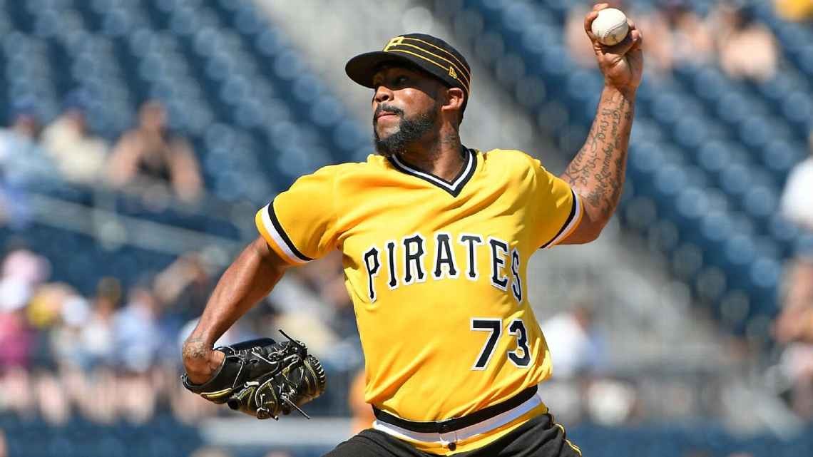 Pirates sign closer Rivero to 4year deal