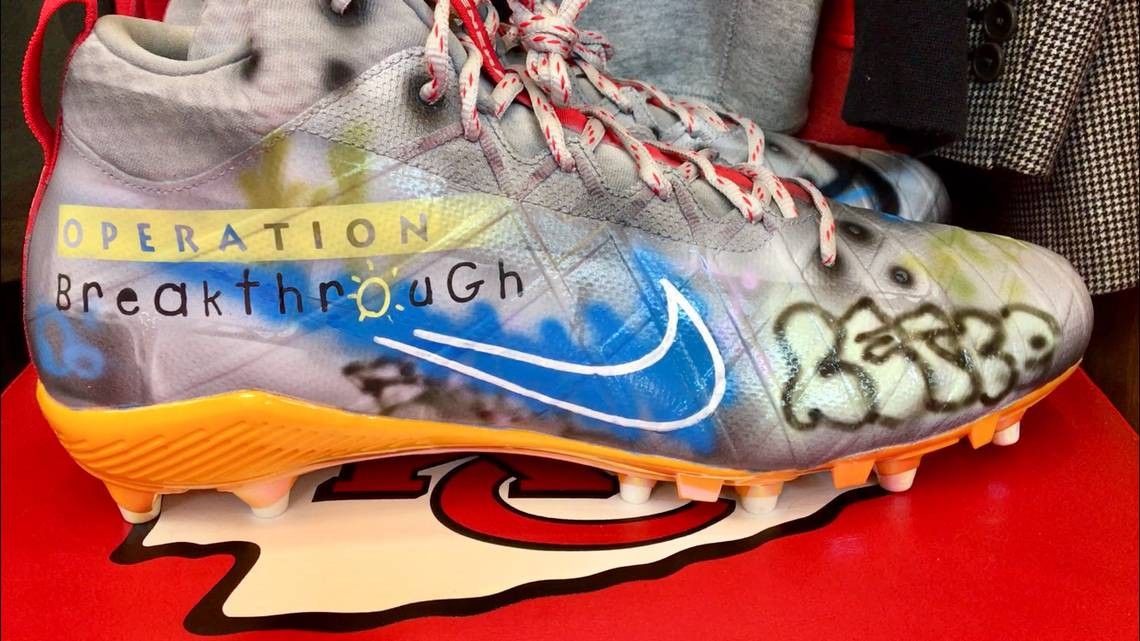 travis kelce cleats