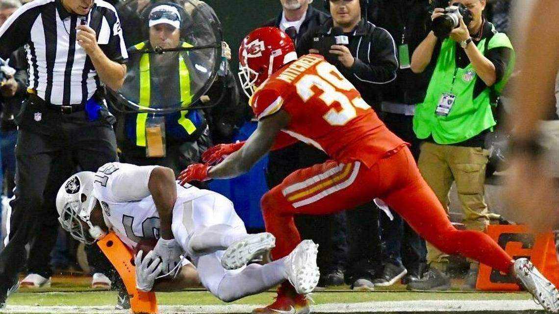 Chiefs Fall To Raiders 31-30, See Their AFC West Winning Streak Snapped