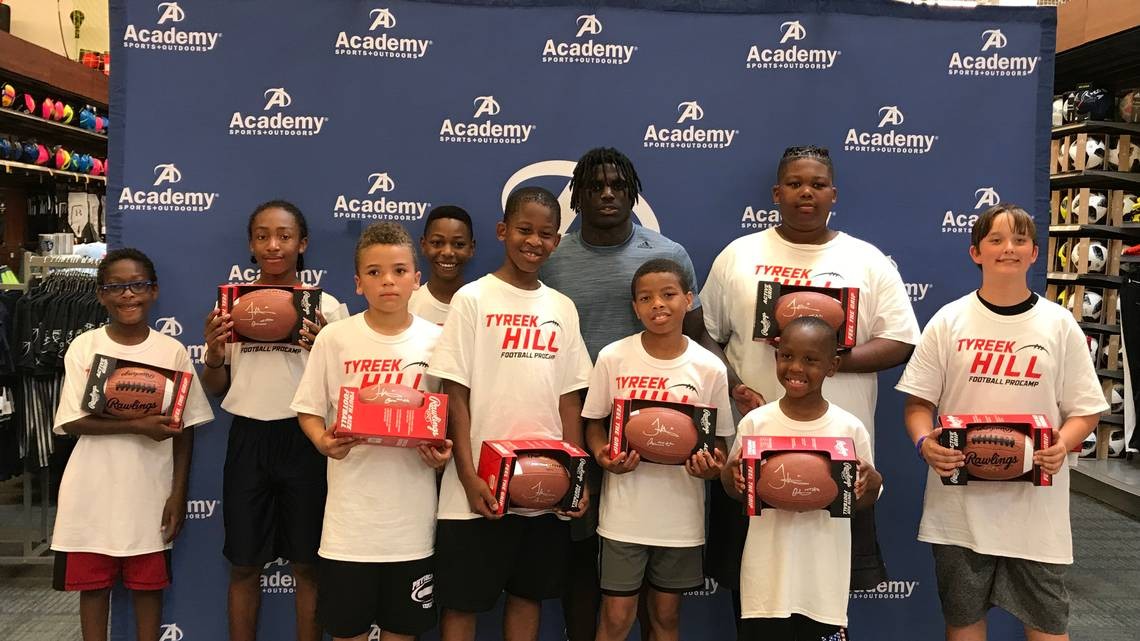 Chiefs' Tyreek Hill treats some kids to shopping spree