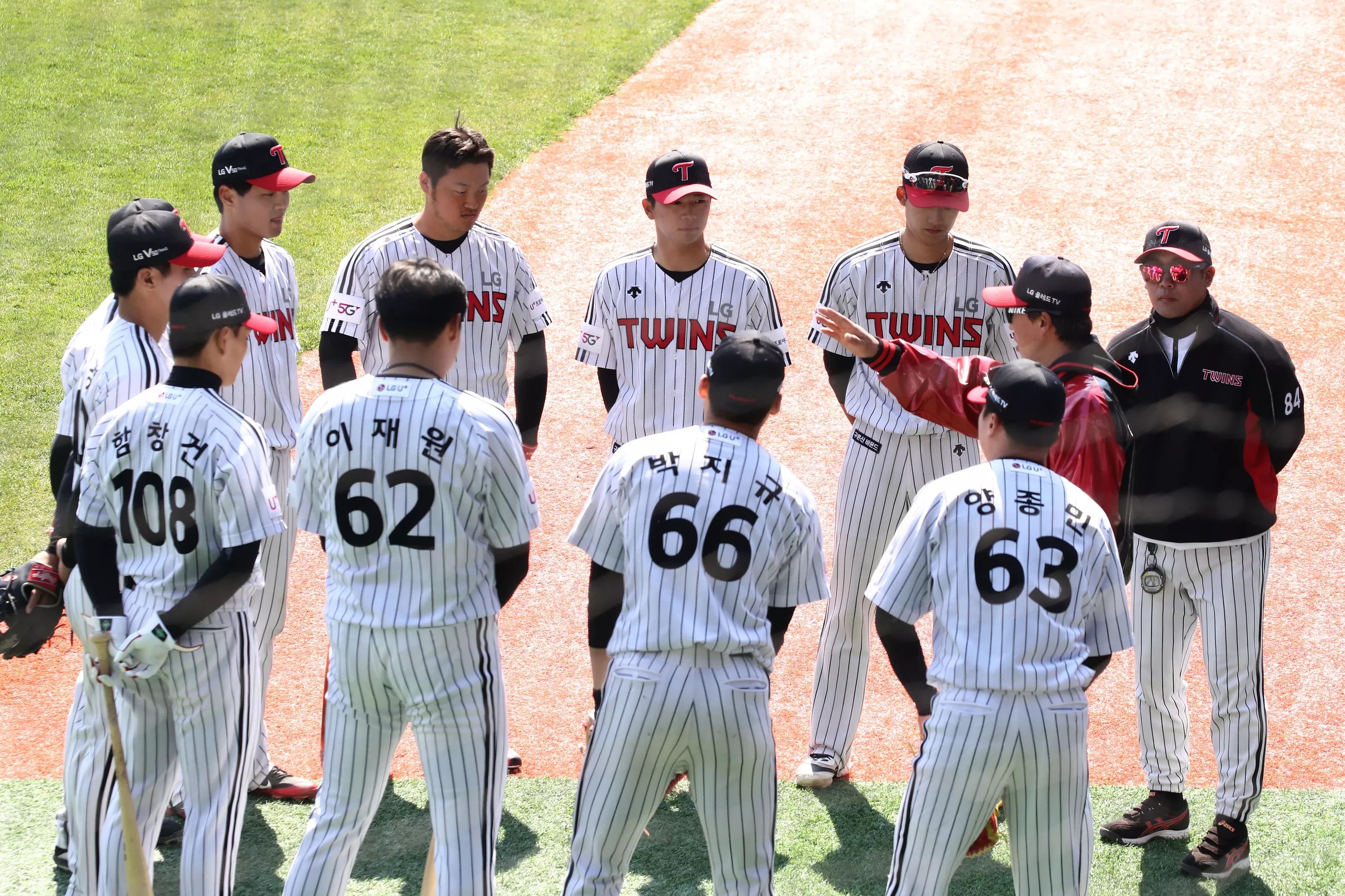 Pinstripe Alley adopts a KBO team