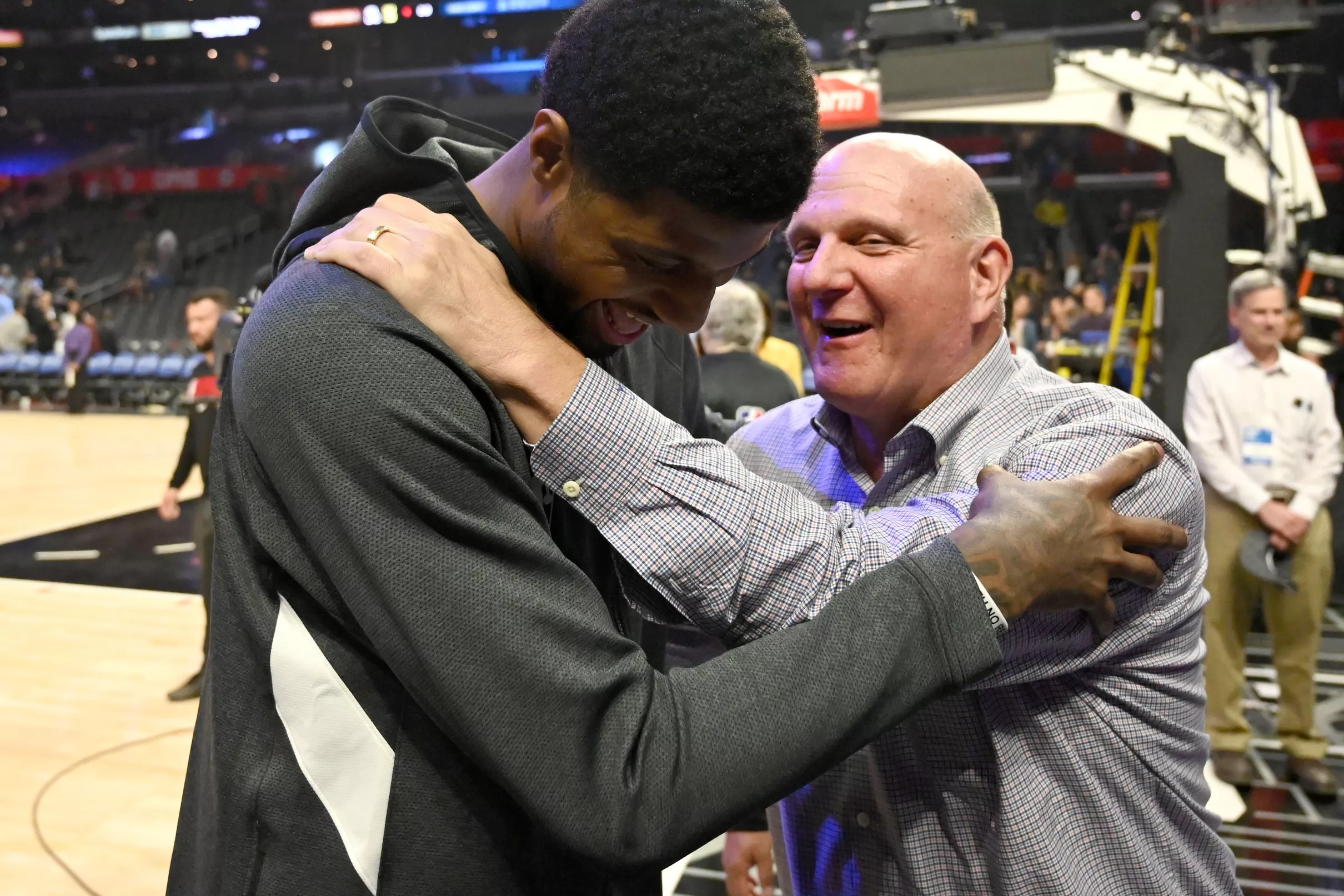 Clippers Tether Hawks in Historic 150101 Rout, Led by Paul 37 Points