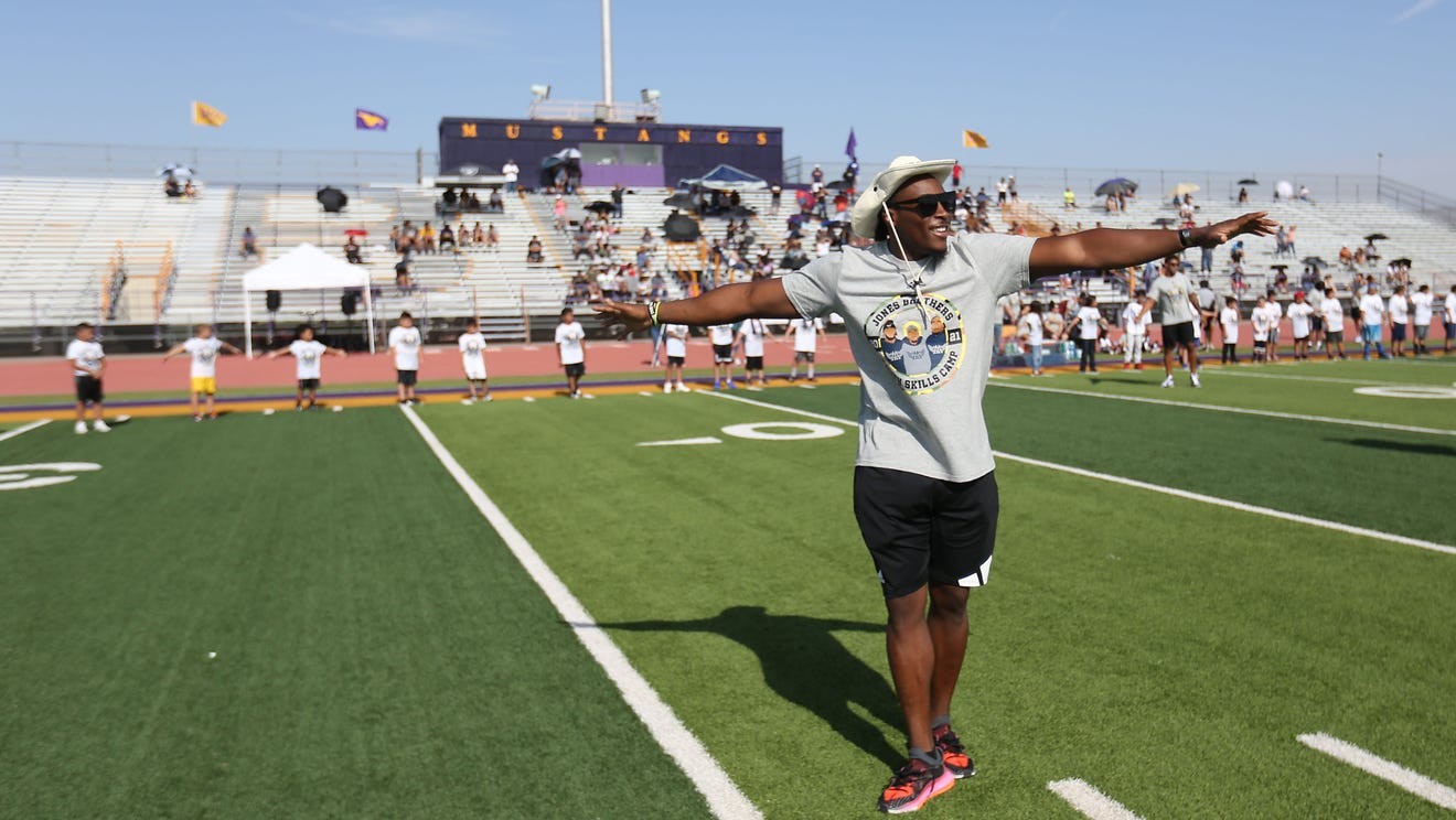 Packers' Aaron Jones, Ravens' Alvin host Youth Skills Camp at Sun Bowl