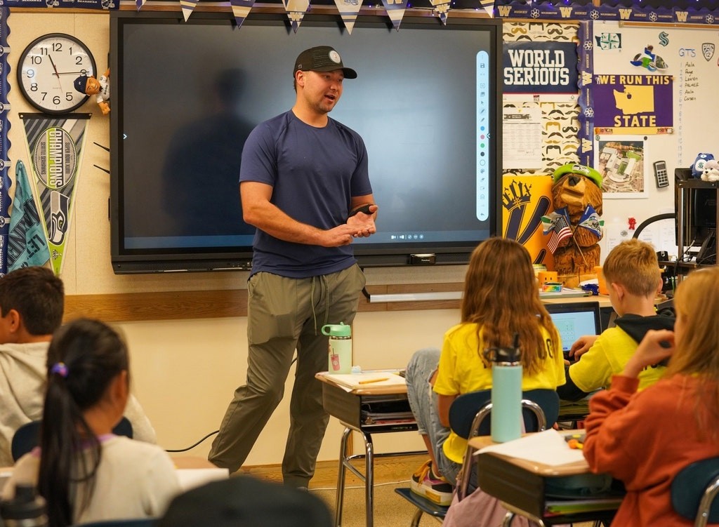 Mariners' Cal Raleigh Visits Elementary School After Student HR