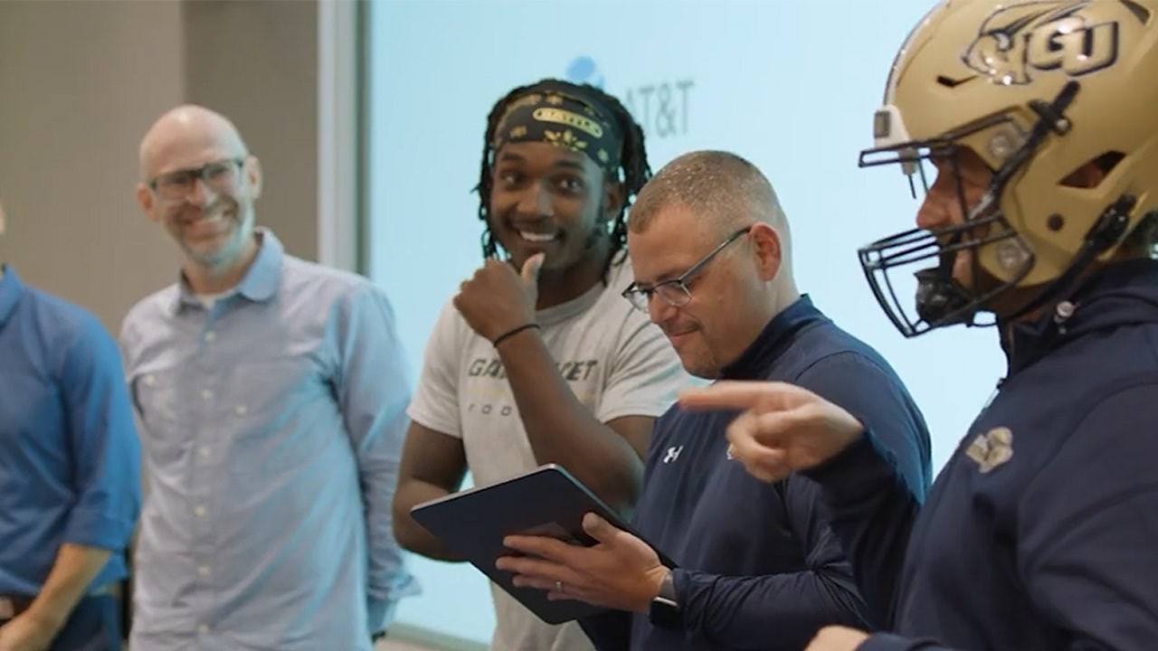 at-t-creates-helmets-for-deaf-football-players-shows-plays-on-visors