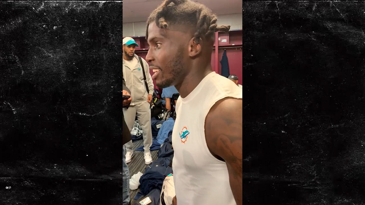 Tyreek Hill] calls out Patriots fans: “Those fans are probably some of the  worst fans in the NFL, and I'm gonna stand on that. They are real nasty and  some of the