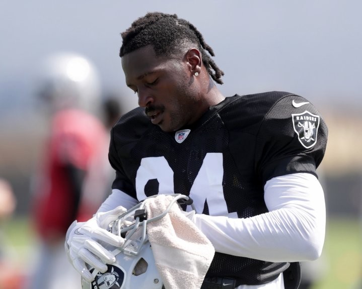 Oakland Raiders’ wide receiver Antonio Brown finally chooses a helmet