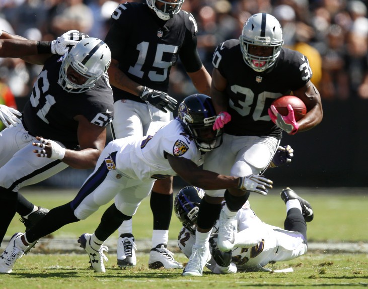Raiders’ improving run game faces NFL’s worst run defense