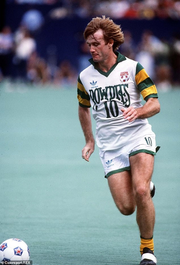 Rodney Marsh (10) Tampa Bay Rowdies vs George Best (11) Los