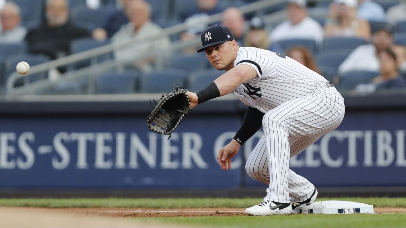 New York Yankees 1B Luke Voit takes batting practice, fields ground