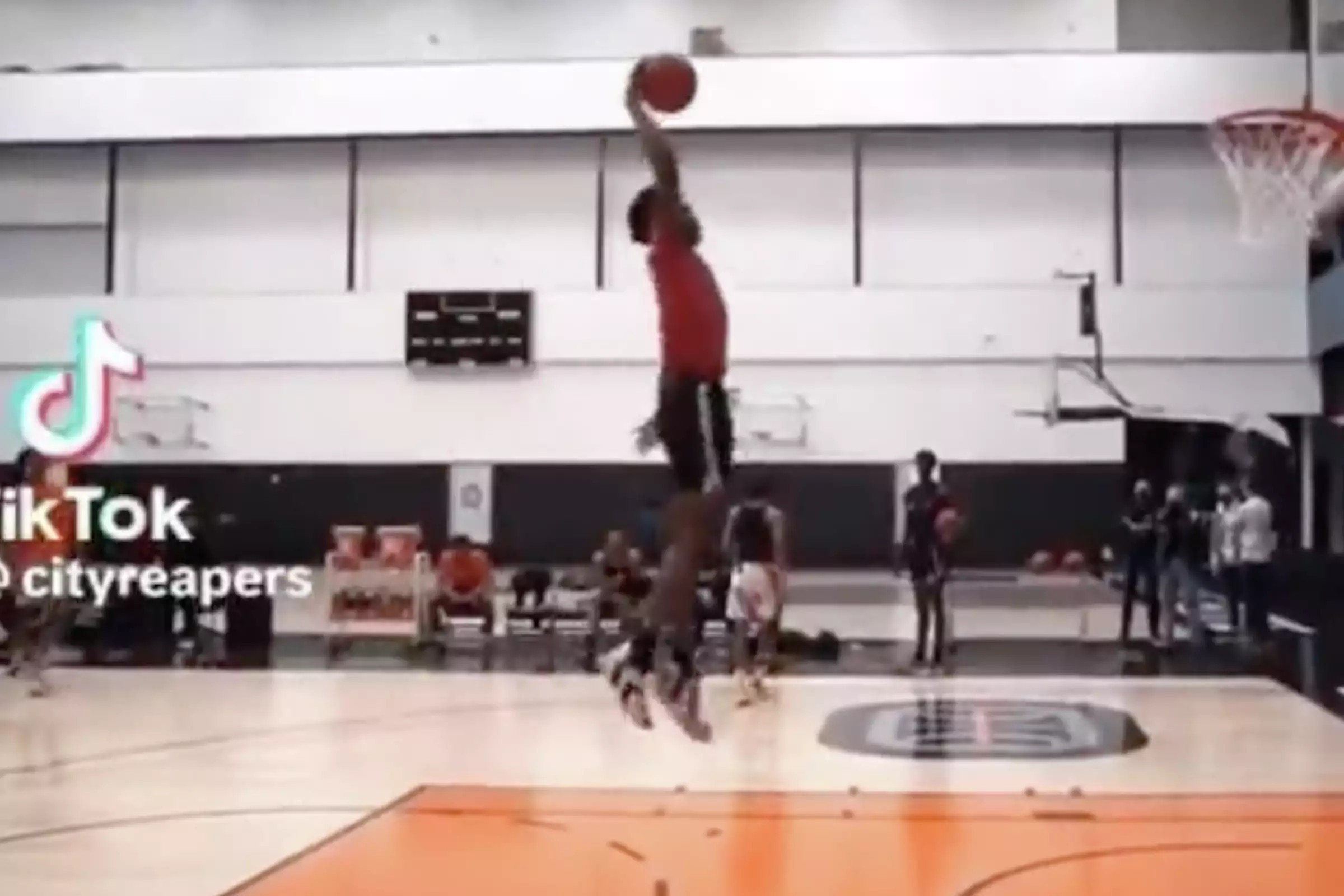 Amen Thompson's freethrow line dunk is both real and spectacular