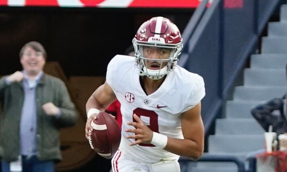 Alabama QB Bryce Young Wins 2021 Maxwell Award