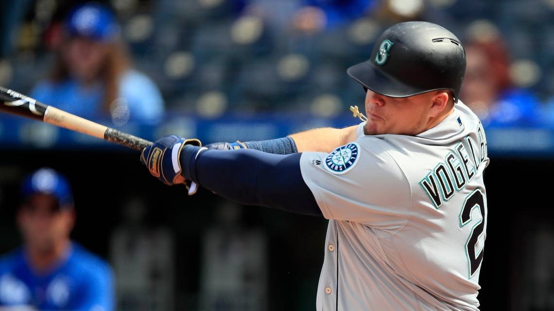 Mariners homer in 15th straight game, down Royals in extra innings for