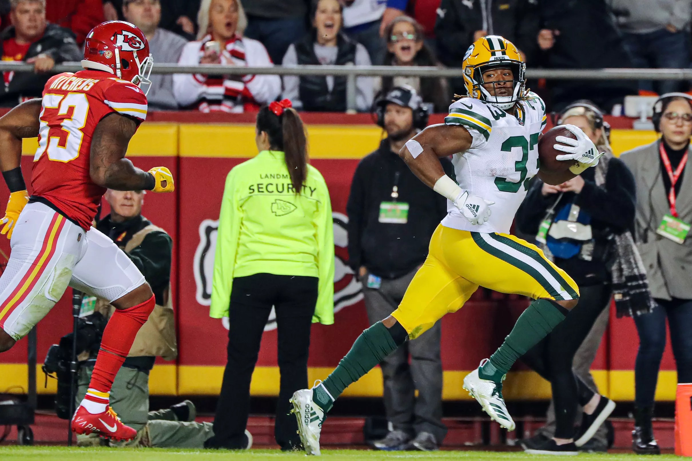 Aaron Jones Injury: Packers RB Leaves Chiefs Game With Shoulder Injury