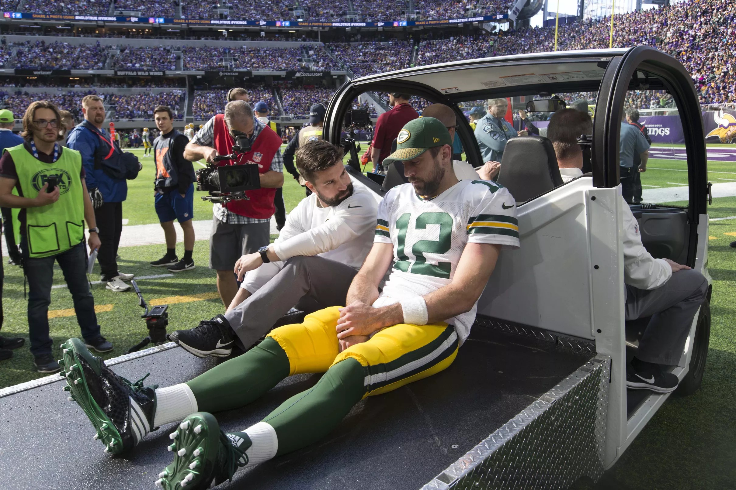 aaron-rodgers-broken-collarbone-will-require-surgery-qb-s-season