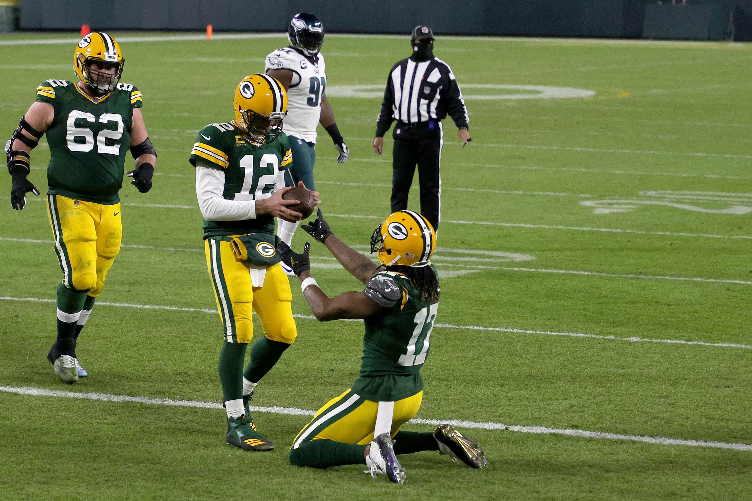 Aaron Rodgers hits touchdown milestone as Packers handle Eagles 3016