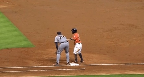 Altuve, Cabrera untuck each other's jerseys 