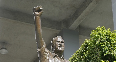 Miami Hurricanes pay tribute to Don Shula