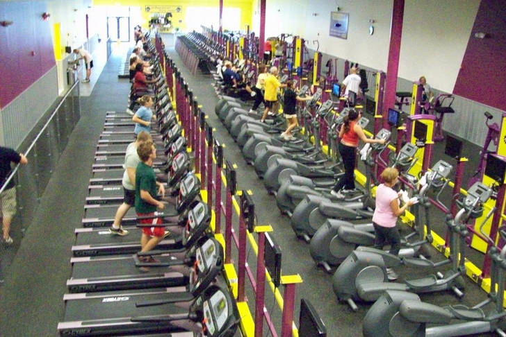 Watch This Planet Fitness Gym Member Do Curls With Pizza