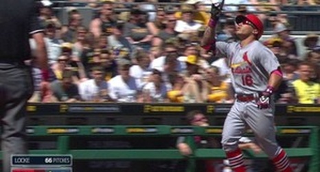 Wong homers using pink bat to honor late mom