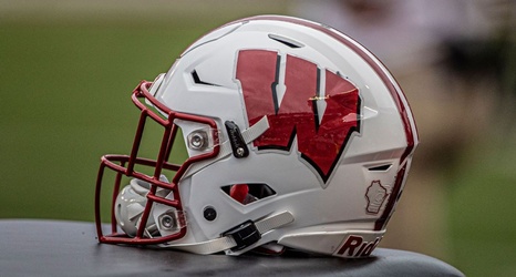 Wisconsin uniforms to feature black 'W' on crest