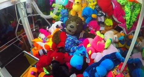 Bears mascot Staley hilariously pranks kids in giant claw machine