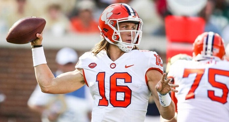 Clemsons New Starting Qb Trevor Lawrence Exits With Injury