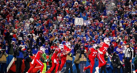 Officials warn Bills' fans throwing snow onto field vs. Dolphins