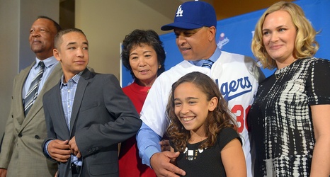 Dodgers manager Dave Roberts' father, Waymon, dies at age 68