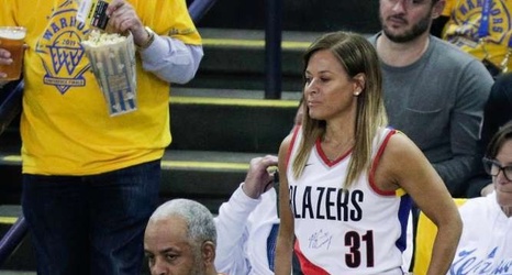 Dell and Sonya Curry switch split jerseys after Steph asks, 'Who you with?'