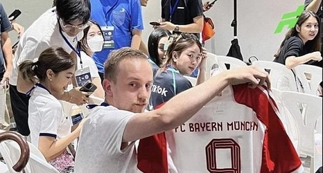 Tottenham BAN German reporter who brandished a Bayern Munich shirt
