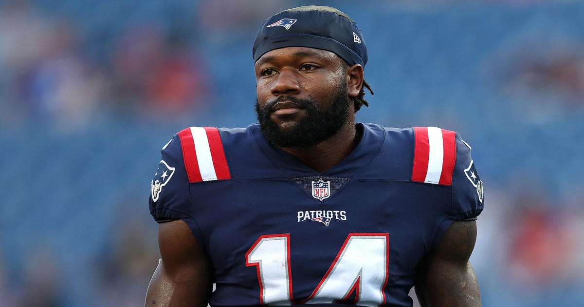 Ty Montgomery limps off field during Patriots' final preseason game