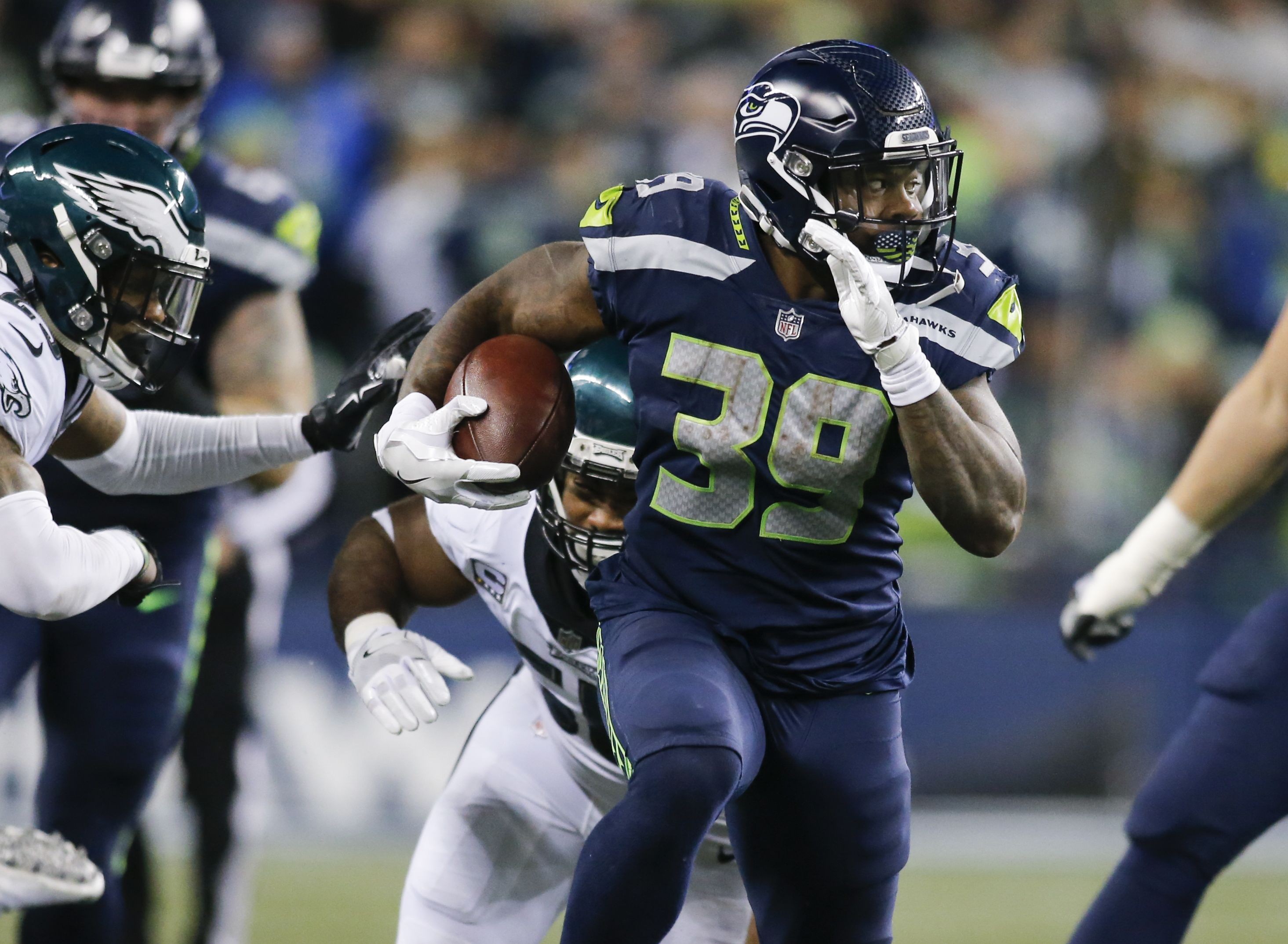 Mike Davis stays with Seahawks: finally, one stays home