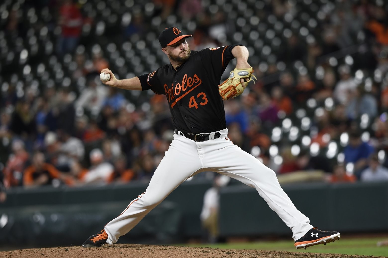 Mariners acquire right-handed pitcher Mike Wright in trade with Orioles