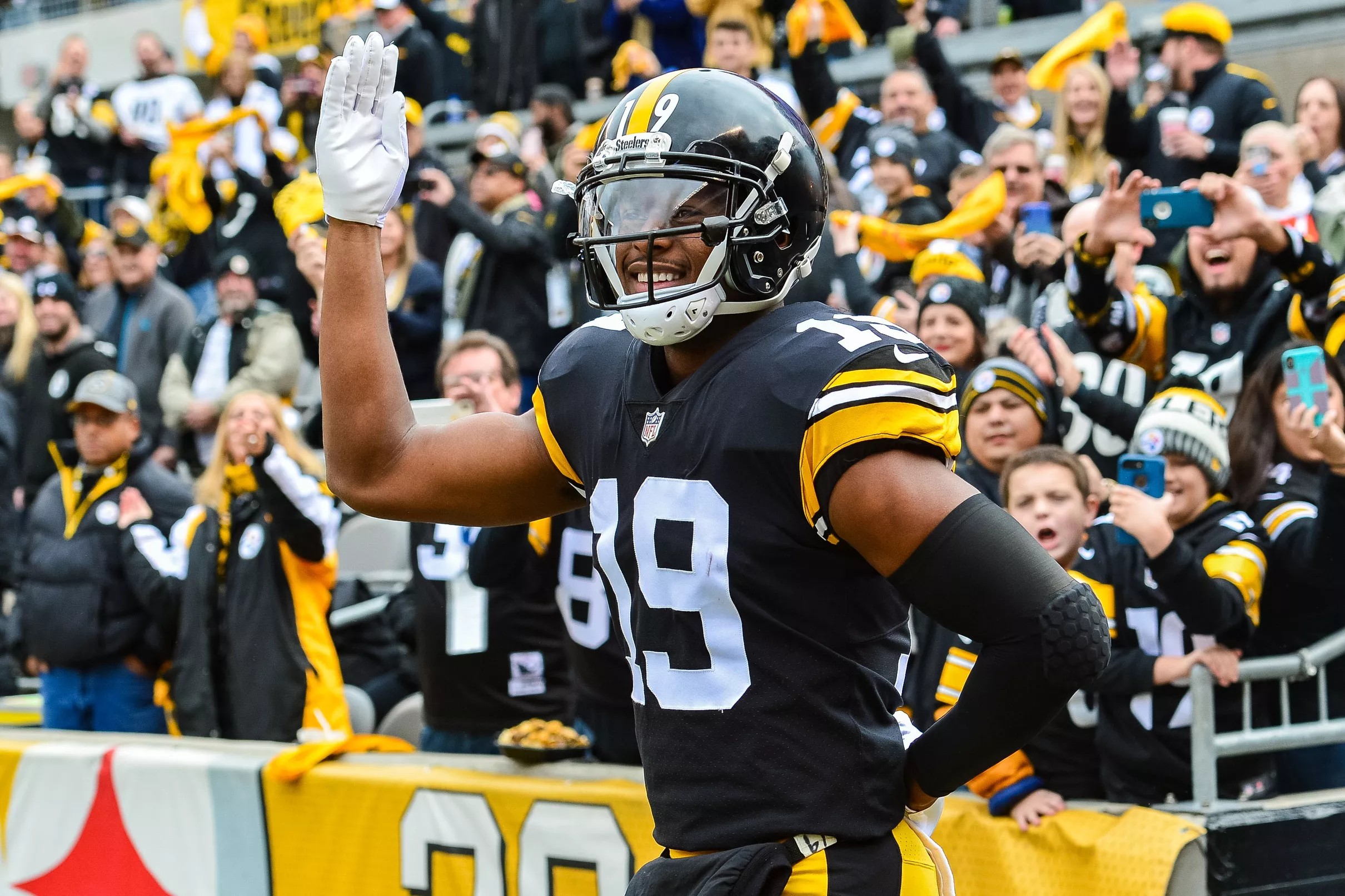 JuJu Smith-Schuster wins Polynesian Pro Football Player of the Year honors