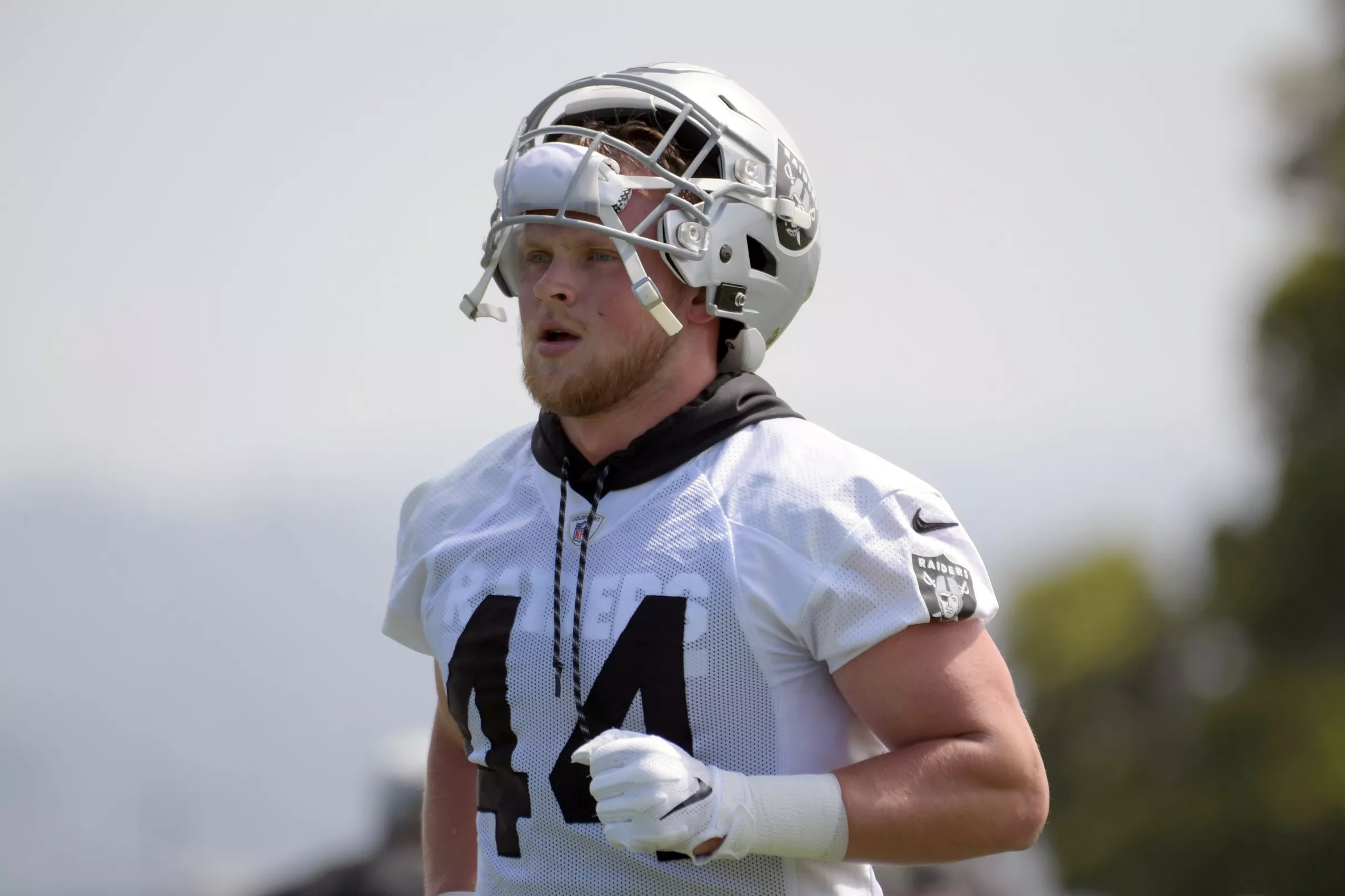 Raiders waive fullback Ryan Yurachek