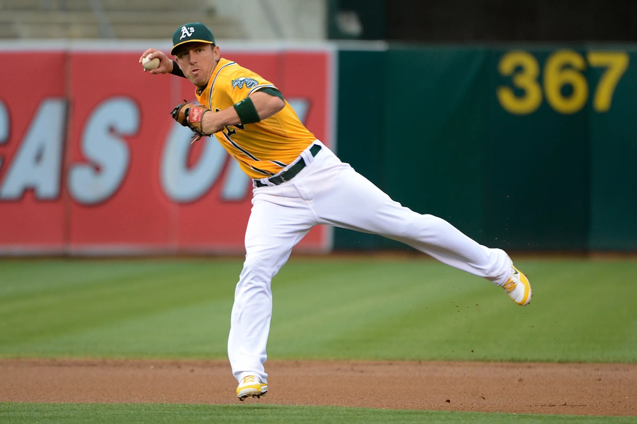 Oakland A’s sign Cliff Pennington to minor league deal