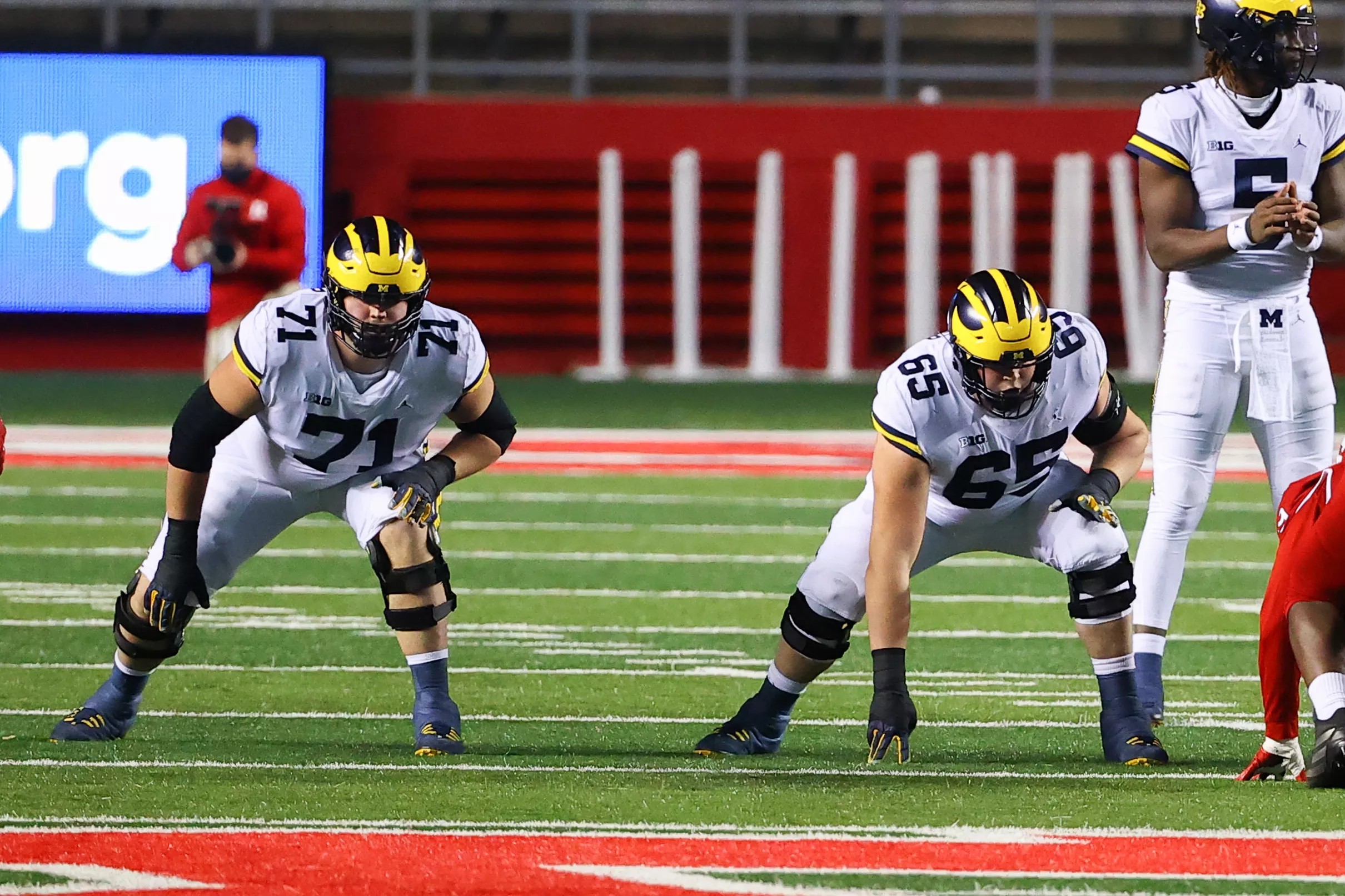 2022 three-star OL Connor Jones commits to Michigan